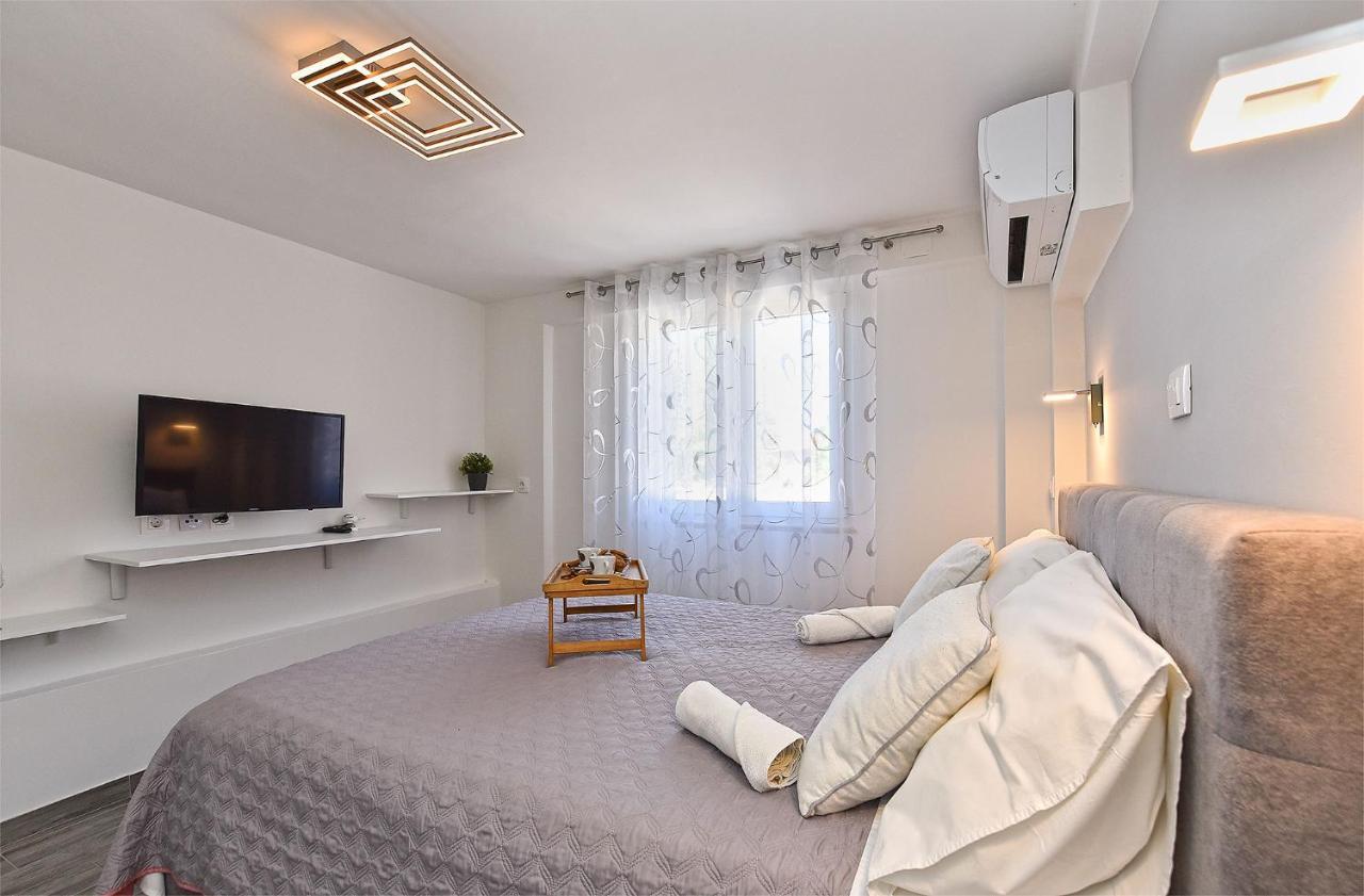 Double Room With Pool 2261 Medulin Exterior foto